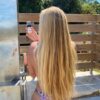 blonde au long cheveux tenant un élixir pousse