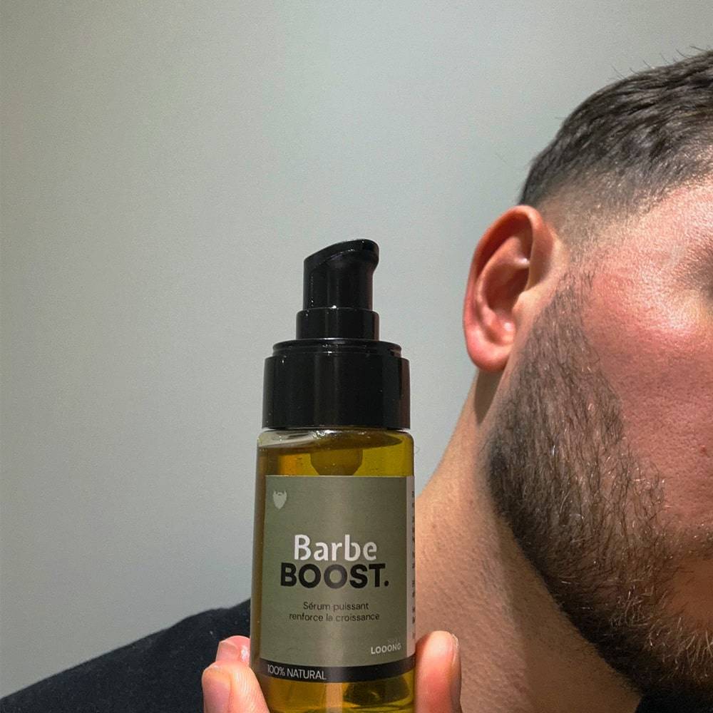 Homme avec une longue barbe qui montre le produit BarbeBoost